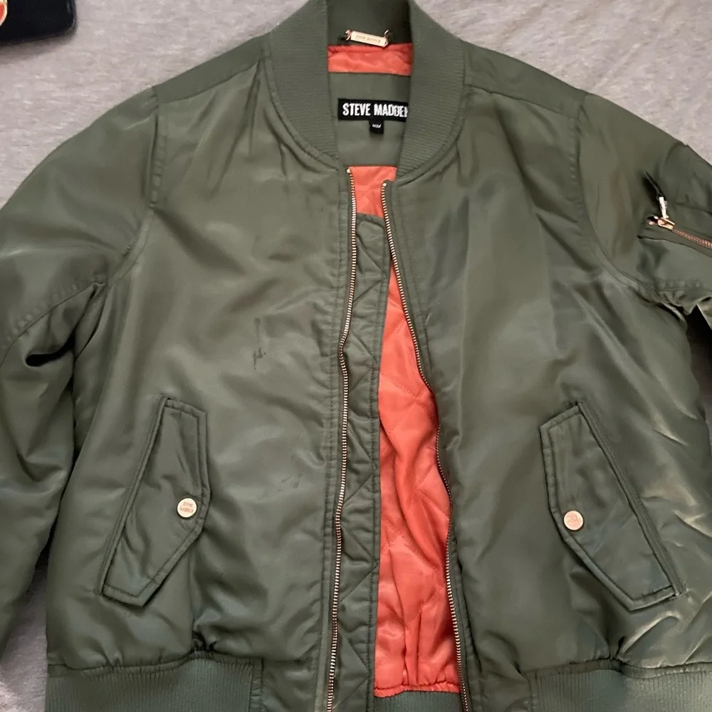 Olive green Steve Madden Bomber Jacket size Medium.
Send me an offer. - Picture 2 of 5